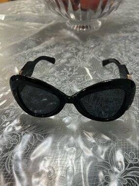 Black Cat-Eye Women's Sunglasses - Stylish UV Protection